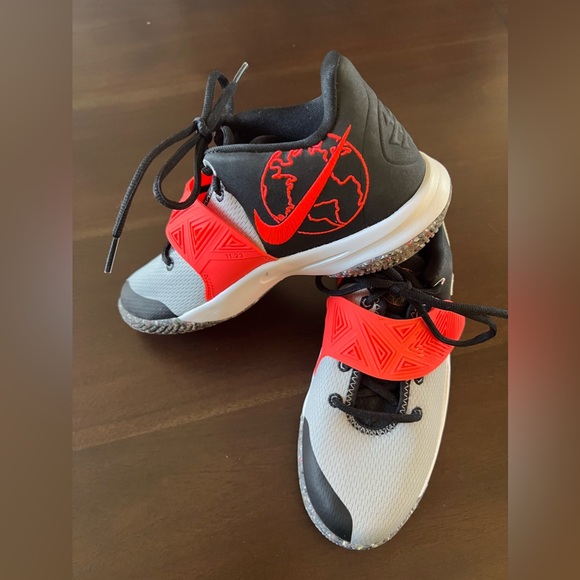 Nike Kyrie Flytrap 3 SE Boys Sneakers Size 4.5 Y - Picture 1 of 4